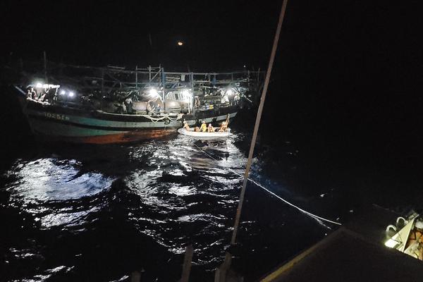 Cứu hộ thành công 52 thuyền viên gặp nạn trên biển