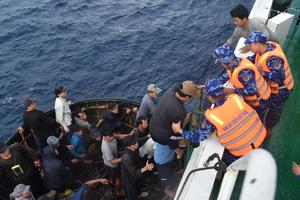 Đưa 52 thuyền viên gặp nạn về đảo Song Tử Tây an toàn