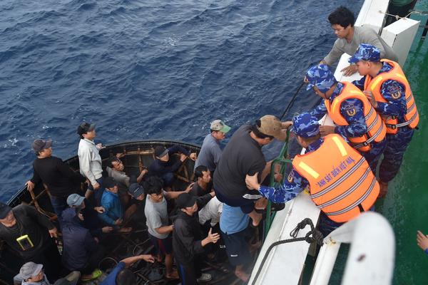 Đưa 52 thuyền viên gặp nạn về đảo Song Tử Tây an toàn