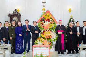 Phó Thủ tướng Chính phủ Hồ Quốc Dũng thăm, chúc mừng Giáng sinh Tổng Giám mục Tổng giáo phận Huế