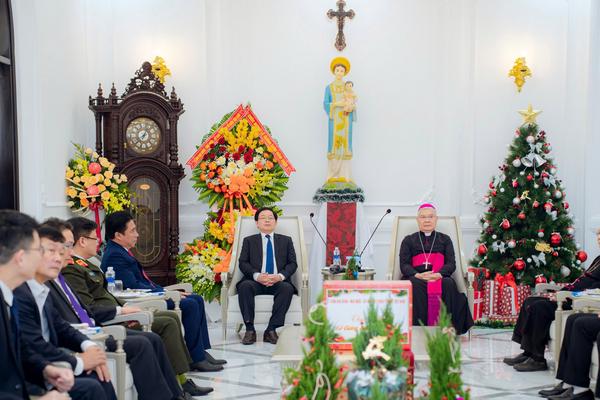 Phó Thủ tướng Chính phủ Hồ Quốc Dũng chúc mừng Giáng sinh Tổng Giám mục Tổng giáo phận Huế