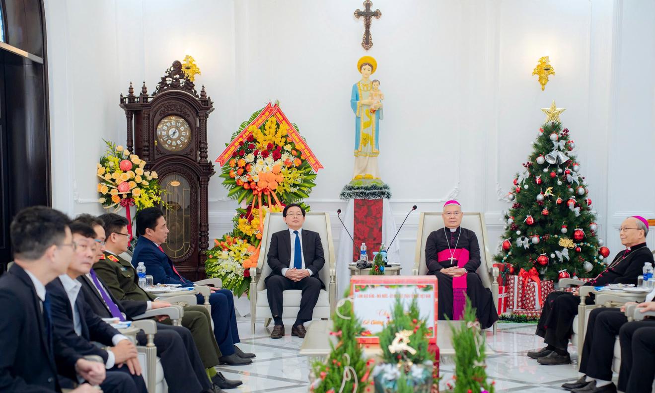 Phó Thủ tướng Chính phủ Hồ Quốc Dũng chúc mừng Giáng sinh Tổng Giám mục Tổng giáo phận Huế