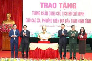 Ninh Bình: Trao tặng Tượng chân dung Chủ tịch Hồ Chí Minh cho các xã, phường trên địa bàn