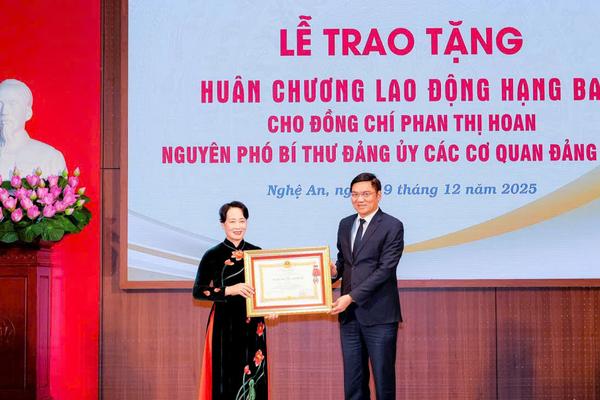 Nghệ An: Trao Huân chương Lao động hạng Ba cho nguyên Phó Bí thư Đảng ủy các cơ quan Đảng tỉnh