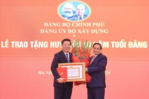 Bộ trưởng Bộ Xây dựng Trần Hồng Minh đón nhận Huy hiệu 40 năm tuổi Đảng và Huân chương Lao động hạng Nhất