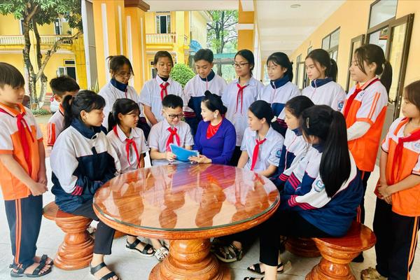 Cô giáo - Nghệ nhân Phan Thị Thùy Diễm: Hành trình giữ lửa dân ca ví, giặm