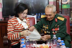 Tặng quà cho người có công, các đối tượng bảo trợ xã hội, hưu trí xã hội và đối tượng yếu thế khác