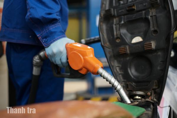 Giá xăng RON95 giảm dưới mốc 19.000 đồng/lít