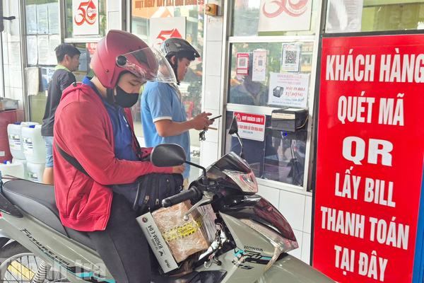 Thanh toán chuyển khoản khi đổ xăng, thuận tiện, bắt nhịp xu hướng chuyển đổi số