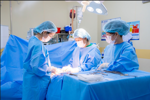 Phẫu thuật cắt tử cung vì khối U xơ khổng lồ nặng 4kg