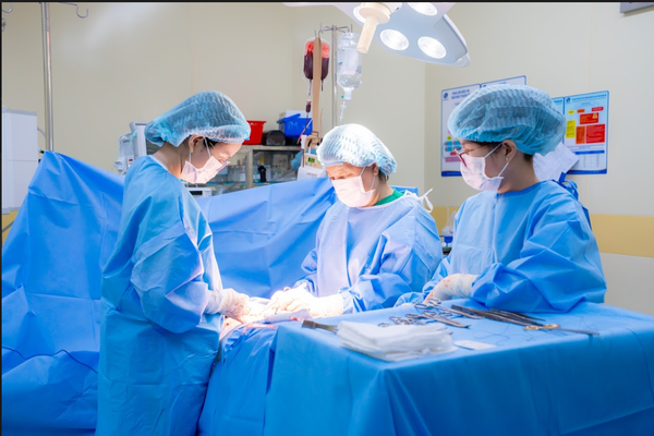 Phẫu thuật cắt tử cung vì khối U xơ khổng lồ nặng 4kg