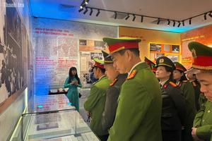 Hàng trăm lượt người tham quan Triển lãm "Đảng Cộng sản Việt Nam - Từ Đại hội đến Đại hội"