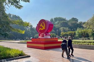 Phố phường Hà Nội rộn ràng cờ hoa hướng về Đại hội lần thứ XIV của Đảng