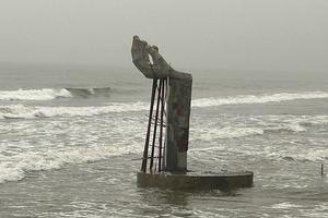 Thanh Hóa di dời “bàn tay khổng lồ” tại biển Hải Tiến, trả lại không gian an toàn cho du khách