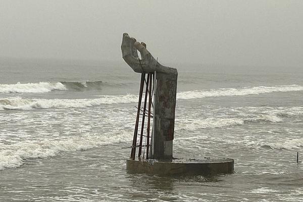 Thanh Hóa di dời “bàn tay khổng lồ” tại biển Hải Tiến, trả lại không gian an toàn cho du khách