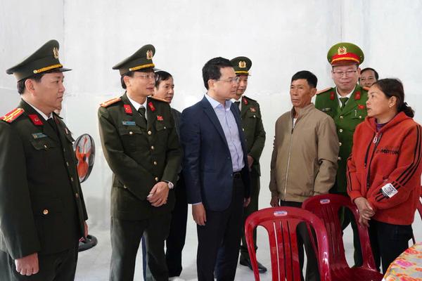 Công an TP Huế về đích thần tốc Chiến dịch Quang Trung: Dựng nhà cho dân vùng lũ