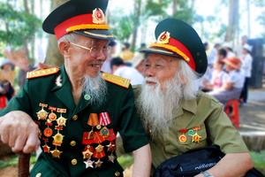 Bộ Nội vụ yêu cầu hoàn tất chi trả quà Tết cho người có công