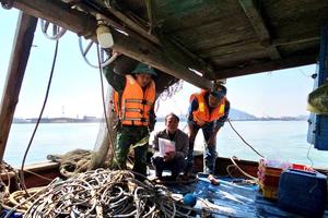 Nghệ An xử phạt hành vi tàng trữ công cụ kích điện trên biển