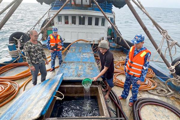 Bộ Tư lệnh Vùng Cảnh sát biển 4 phát hiện tàu cá chở trái phép 100.000 lít dầu D.O