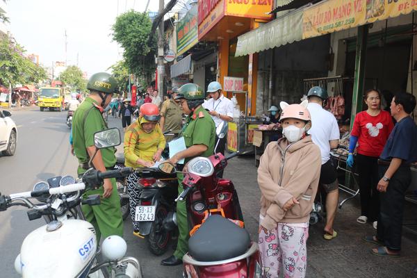 Phường Hiệp Bình, TPHCM kiểm tra, xử lý tình trạng lấn chiếm lòng đường, vỉa hè