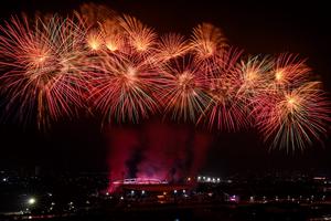 Người dân choáng ngợp trước màn sơ duyệt pháo hoa nghệ thuật tại Mỹ Đình