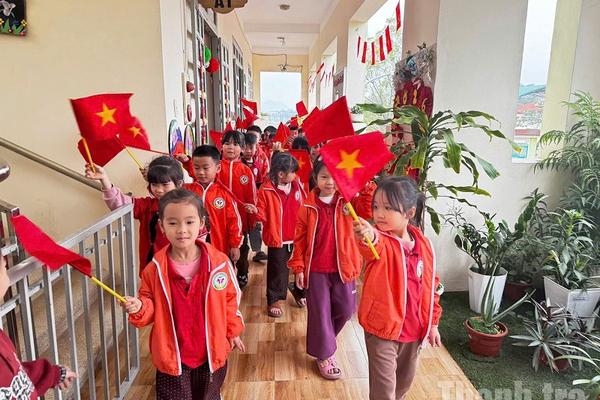 Các trường học rực rỡ cờ hoa chào mừng Đại hội XIV