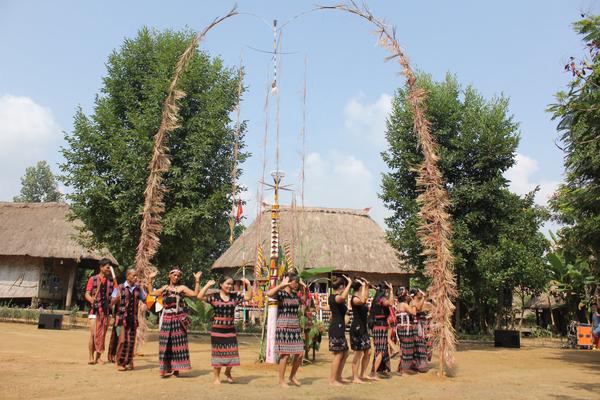 Linh thiêng cây nêu ngày Tết trong văn hóa dân gian người Việt