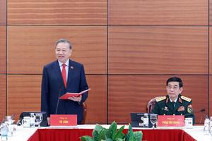 Các đại biểu làm việc tại Đoàn, thảo luận các Văn kiện Đại hội