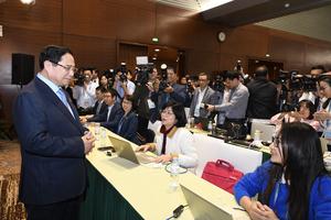 Thủ tướng động viên phóng viên tác nghiệp tại Trung tâm Báo chí Đại hội XIV