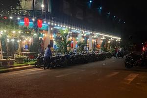 Nhiều hàng quán ở TPHCM vẫn còn lấn chiếm lòng đường, lề đường