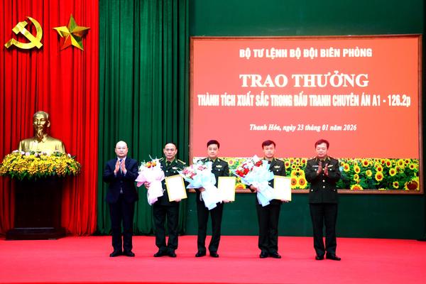 Thưởng nóng lực lượng bắt đối tượng vận chuyển hơn 1 tấn pháo hoa nổ từ Lào vào Việt Nam