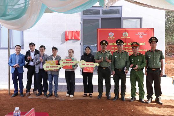Lâm Đồng: Công an tỉnh bàn giao thêm 6 căn nhà cho người dân ở các xã biên giới