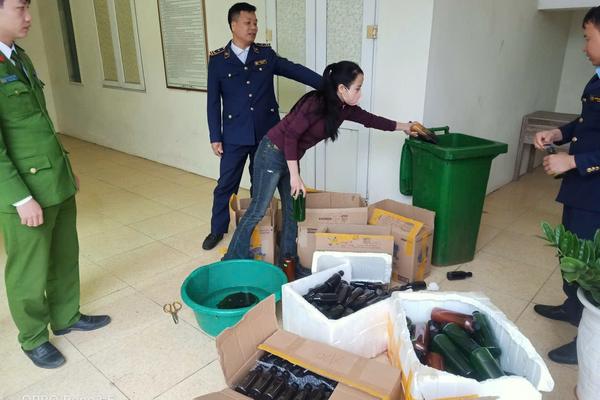 Thanh Hoá: Tiêu hủy gần 500 sản phẩm mỹ phẩm không rõ nguồn gốc, xuất xứ