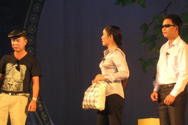 Sân khấu Hà Nội: Gặp khó theo mùa