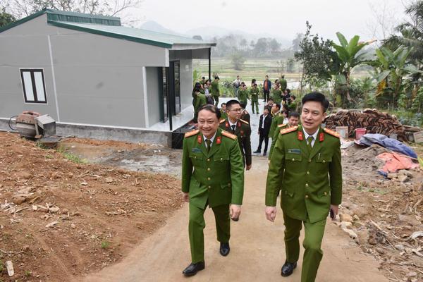 Trao tặng 10 căn nhà tình nghĩa cho gia đình chiến sĩ Công an Thanh Hóa