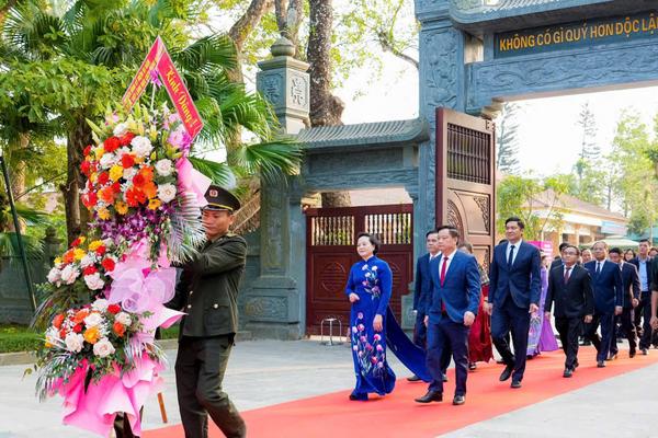 Phó Thủ tướng Phạm Thị Thanh Trà dâng hương tại Kim Liên và thăm hỏi Nhân dân Nghệ An