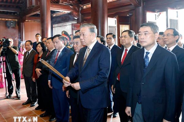 Tổng Bí thư Tô Lâm dâng hương tưởng niệm Chủ tịch Hồ Chí Minh tại Nghệ An