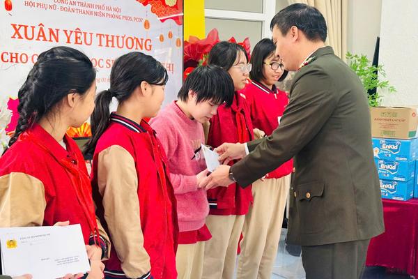 Công an Hà Nội: Mang “Xuân yêu thương” sưởi ấm học sinh khiếm thị