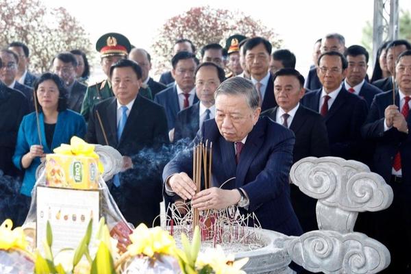 Tổng Bí thư Tô Lâm dâng hương tưởng niệm các nhà lãnh đạo tiền bối và anh hùng liệt sĩ tại Hà Tĩnh