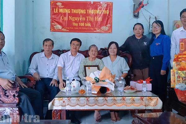Chánh Thanh tra tỉnh Tây Ninh thăm, tặng quà gia đình chính sách và trẻ em khó khăn tại phường Long Hoa