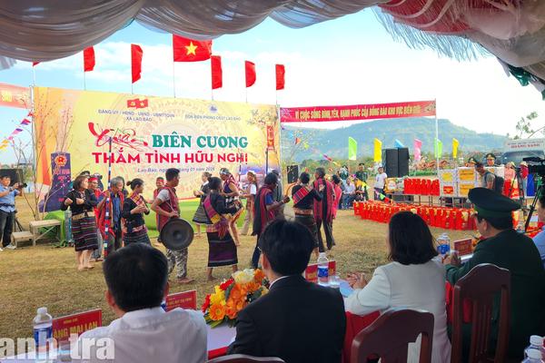 “Xuân Biên cương - Thắm tình hữu nghị” Việt - Lào: Trao hàng nghìn phần quà an sinh cho Nhân dân