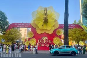 TP Hồ Chí Minh: Rạng rỡ đường mai trong Lễ hội Tết Việt
