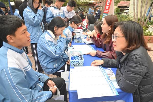 Sức hút từ gian tư vấn của Trường Đại học Điện lực tại Ngày hội tuyển sinh 2026