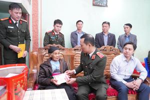 Công an Thanh Hoá thăm và tặng quà các gia đình chính sách, lực lượng vũ trang dịp Tết Bính Ngọ