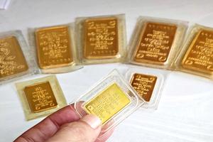 Giá vàng rung lắc, người dân chen chân mua vào