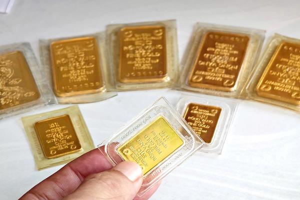 Giá vàng rung lắc, người dân chen chân mua vào