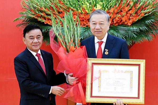 Tổng Bí thư Tô Lâm chia sẻ xúc động khi được tặng Huy hiệu 45 năm tuổi Đảng