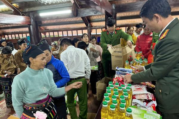 Công an xã Yên Khương tổ chức "gian hàng 0 đồng" mang Tết ấm đến đồng bào vùng biên