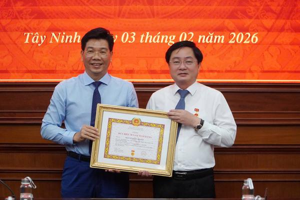 Bí thư Tỉnh ủy Tây Ninh Nguyễn Văn Quyết nhận Huy hiệu 30 năm tuổi Đảng