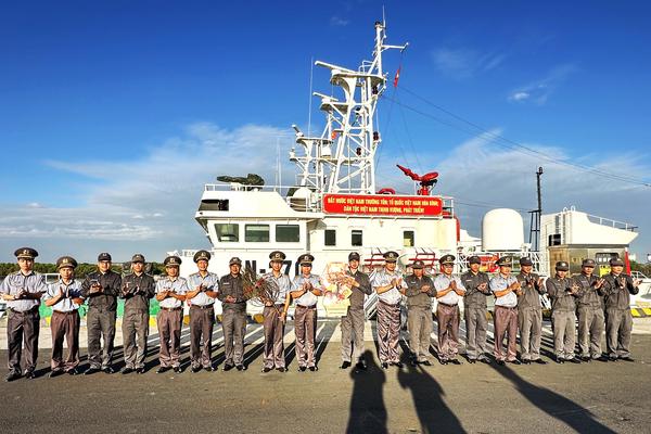 Tàu KN270 giữ vững kỷ cương pháp luật, bảo đảm an ninh, trật tự trên biển dịp Tết